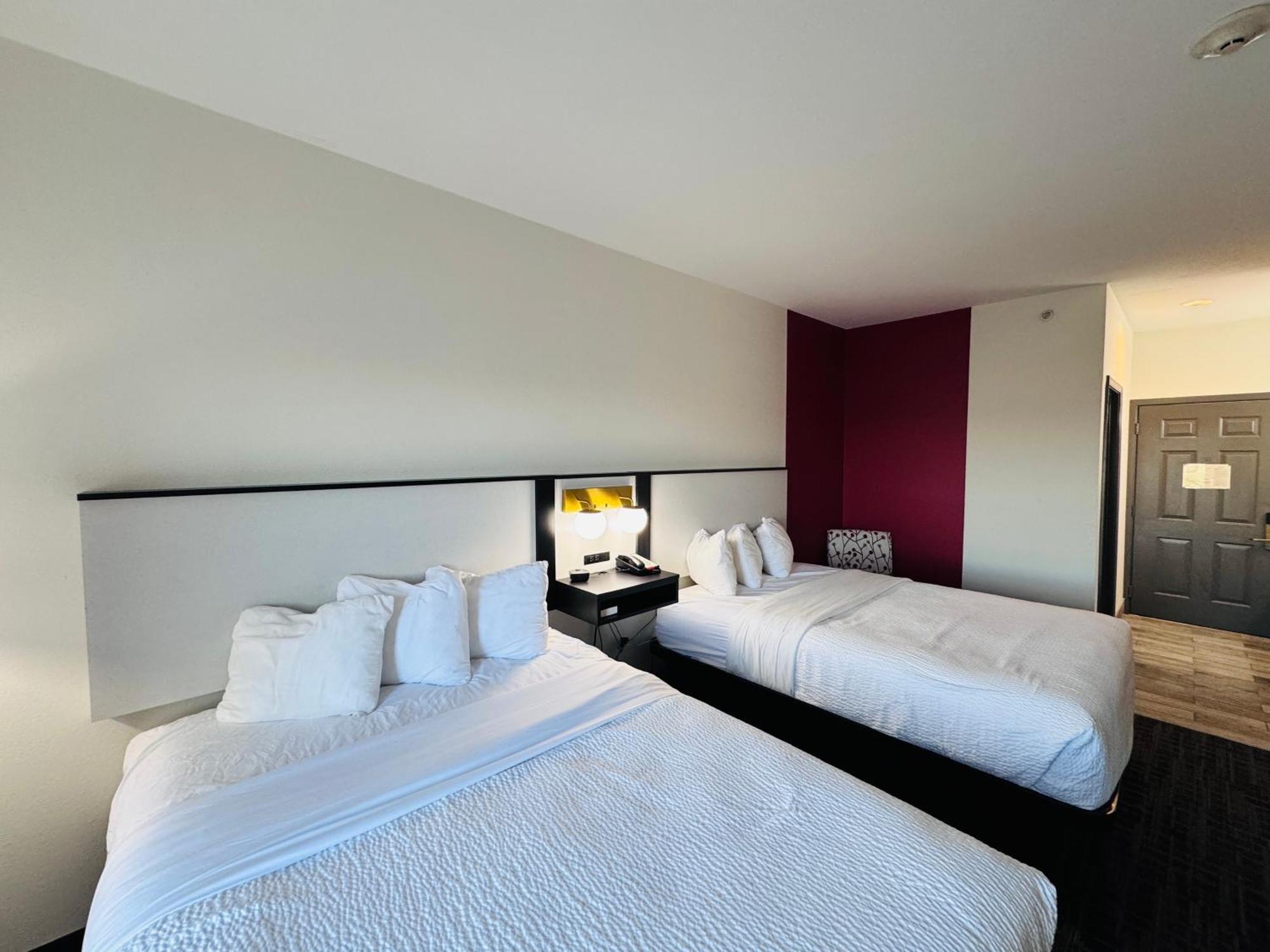 Ramada By Wyndham Sparta/At Speedway Екстер'єр фото