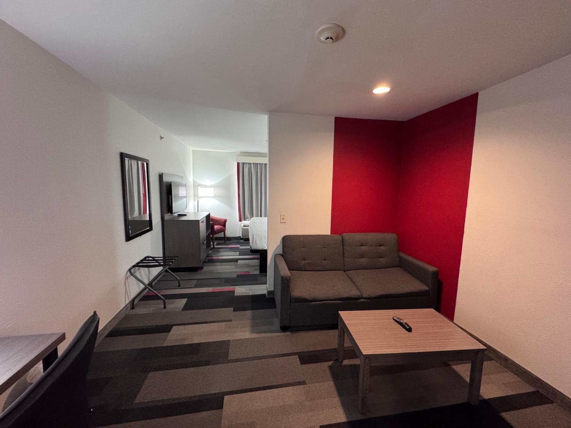 Ramada By Wyndham Sparta/At Speedway Екстер'єр фото